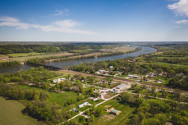 Osage City Missouri by Notley Hawkins. #missouri #river #osageriver #midwest #rivertown #town #smalltown #april #aerialphotography #mavicpro2 #dronephotography zpr.io/6uC5f