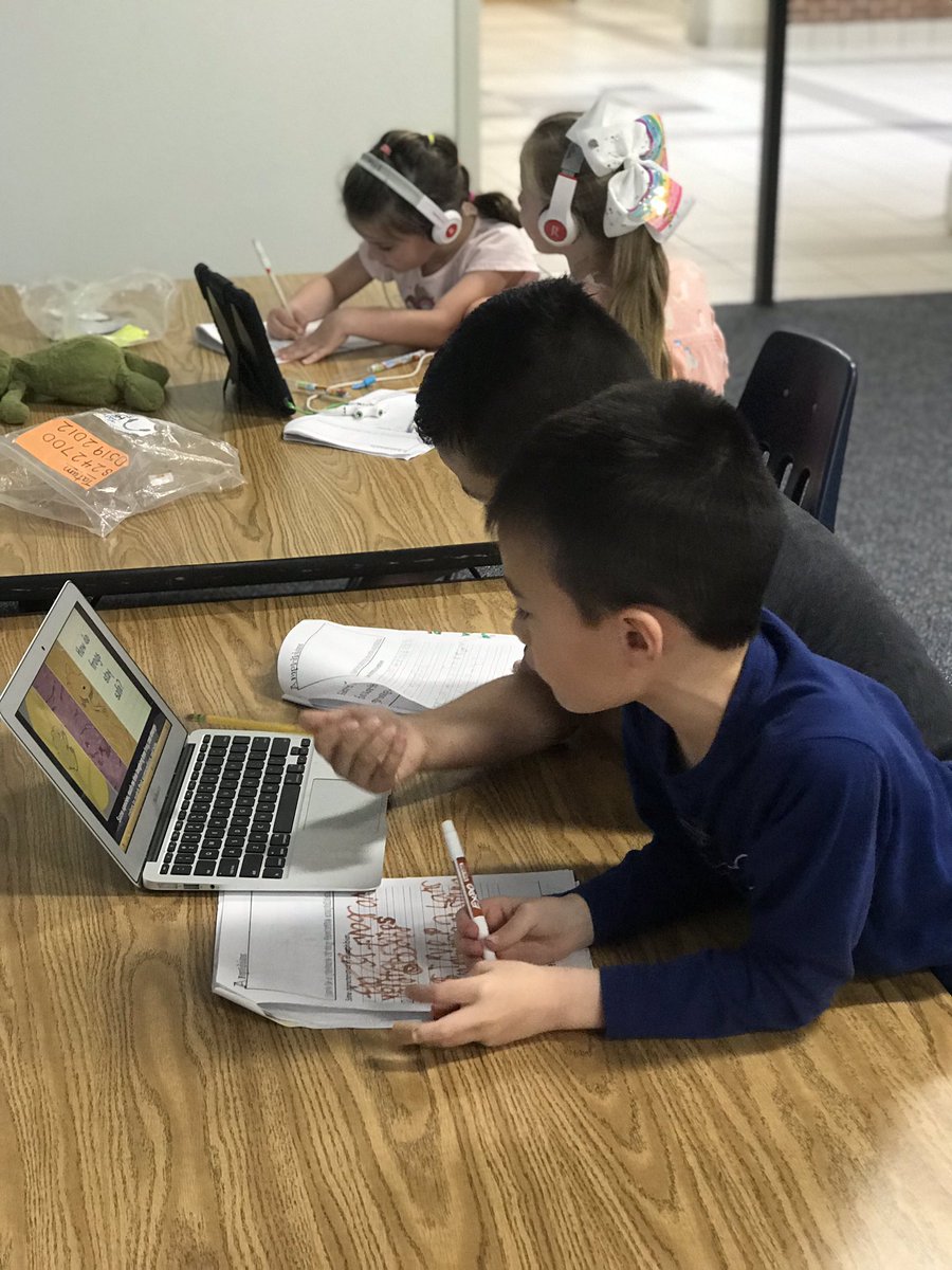 katie_counselor's tweet photo. When research is life! 🧠📝 #walelm #mymisd #classifyinganimals https://t.co/cP437ynOPh
