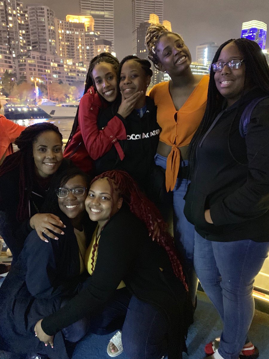 ari_riri's tweet photo. &amp; stayed cute all the way up to the 100th floor of the World Financial Center and across the river night cruise 🏙🌃💙 #studyabroad #BlackExcellence @NealFSimeon_CA https://t.co/bmHHPc6SlT