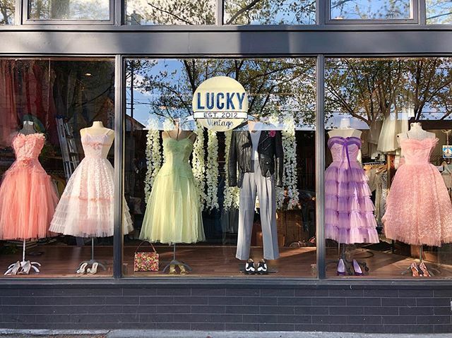 Crybaby vibes for prom 🍒🖤💅🏼
.
.
.
#windowdisplay #vintageshop #seattlevintage #crybaby #50spromdress #50spartydress bit.ly/2IDunv2