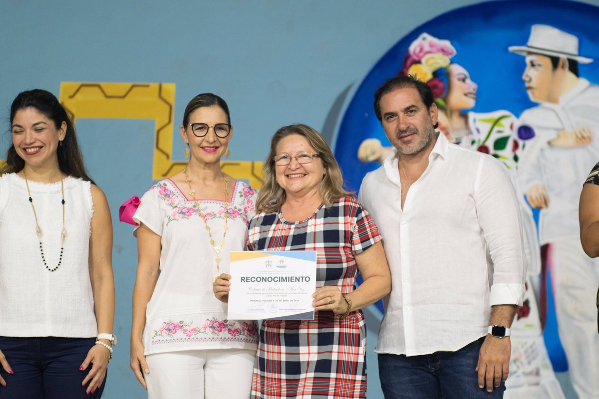 JULIANZACARIASC's tweet photo. En el marco del Día Internacional del Libro y el Derecho de Autor, esta noche asistí acompañado de @Erica_Millet, Secretaria de Cultura y las artes de Yucatán, a la “Jornada de Lectura Mar de Palabras” de la Casa de la Cultura #Progreso. https://t.co/D7pCFMNhOs