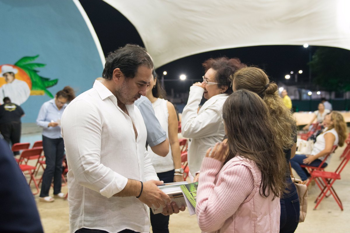 JULIANZACARIASC's tweet photo. En el marco del Día Internacional del Libro y el Derecho de Autor, esta noche asistí acompañado de @Erica_Millet, Secretaria de Cultura y las artes de Yucatán, a la “Jornada de Lectura Mar de Palabras” de la Casa de la Cultura #Progreso. https://t.co/D7pCFMNhOs