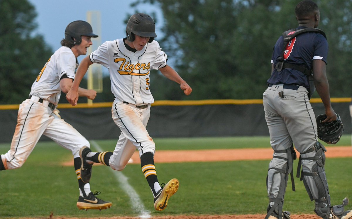 ClickingKen's tweet photo. Photos: Crescent baseball advances in playoffs after dramatic win against Chester https://t.co/G9Wx99cb8f  @independentmail @JCraftCrescent @CHStigersports #CrescentTigers @SCHSL #Chester https://t.co/ItdvRpYqzN