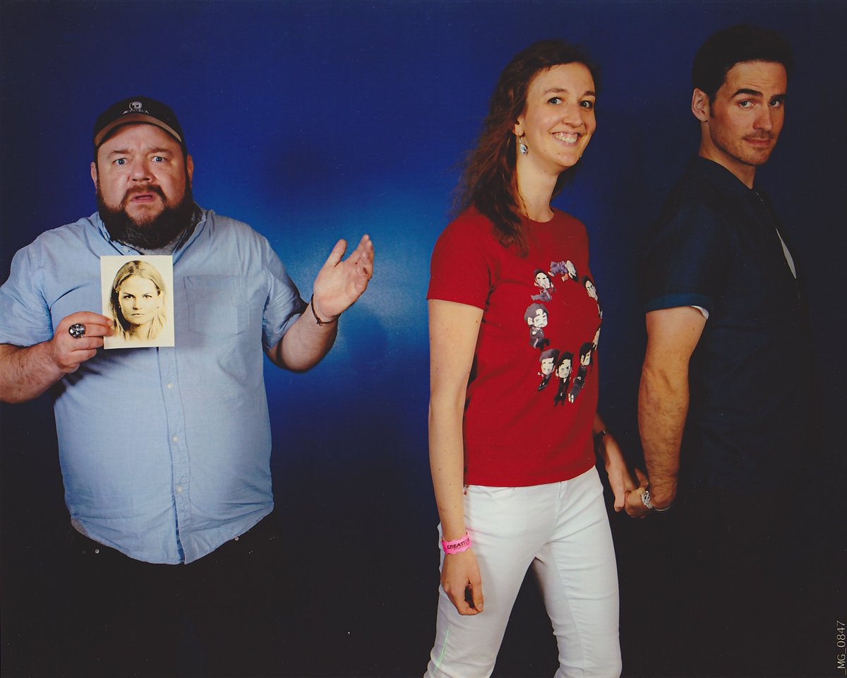 IdyllicCaptain's tweet photo. Day 23. What I remember from this photo op: I showed them a pic of the pose, Colin turned around &amp; waited for me to take his hand, &amp; I took it very carefully cause there was no space between his arm &amp; his back so my move had to be very accurate😂#OUATORL #30Smiles #ColinODonoghue https://t.co/Xtu8okcONQ