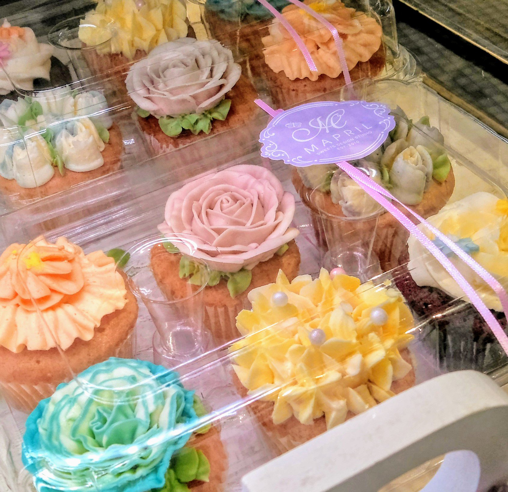 渋谷ヒカリエ Shinqsｰシンクスｰ B2フードステージ 本日4 24 水 まで メイプリル は 華やかなフラワー カップケーキのお店 昨年初登場し 話題をさらった メイプリル のフラワーケーキは 甘さひかえめで ふわふわのバタークリームを