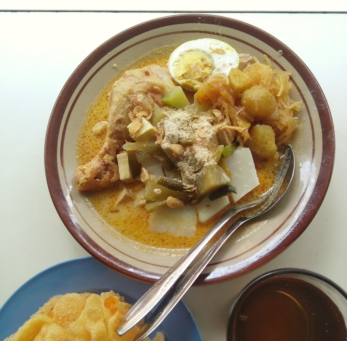 Lontong sayur gaya Solo di Metro Margahayu. Nyamleng