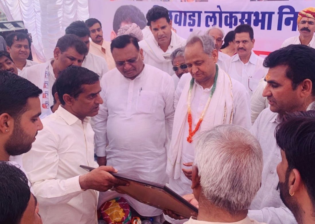 OfficeofRLJ's tweet photo. @RamlaljatINC @ashokgehlot51 @avinashpandeinc @INCRajasthan @RahulGandhi @INCIndia माण्डल में आयोजित जनसभा के दौरान।

#Mandal #Rajasthan https://t.co/ShQa4QZSXj