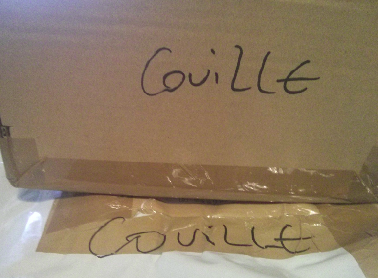 Moossye's tweet photo. Ma passion du moment : récupérer mes colis dans un relais dont le gérant dessine ses "V" comme des "U", puis traverser Nantes dignement, avec mes colis sous le bras. https://t.co/rXIvyzdo78