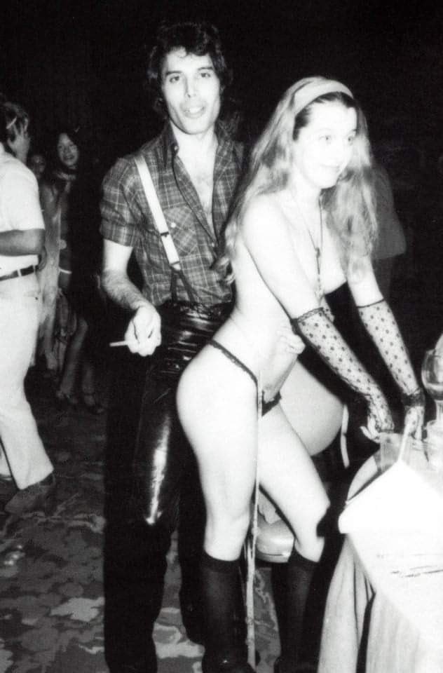 mercurysarchive's tweet photo. Freddie Mercury at a Queen party promoting "JAZZ", 1978.
#FreddieMercury https://t.co/xQRjTysI4d