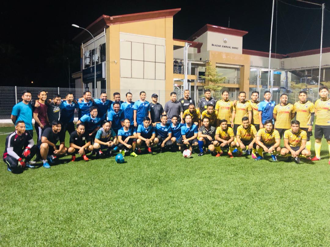 RT imigresenmy: RT ImigresenP: Perlawanan Persahabatan Bola Sepak antara Pasukan JIM Pulau Pinang menentang Pasukan JIM Perlis. Perlawanan berlangsung di Padang Sintetik Simpang Empat, Perlis berkesudahan Pasukan JIM Pulau Pinang menang 2-1.

…