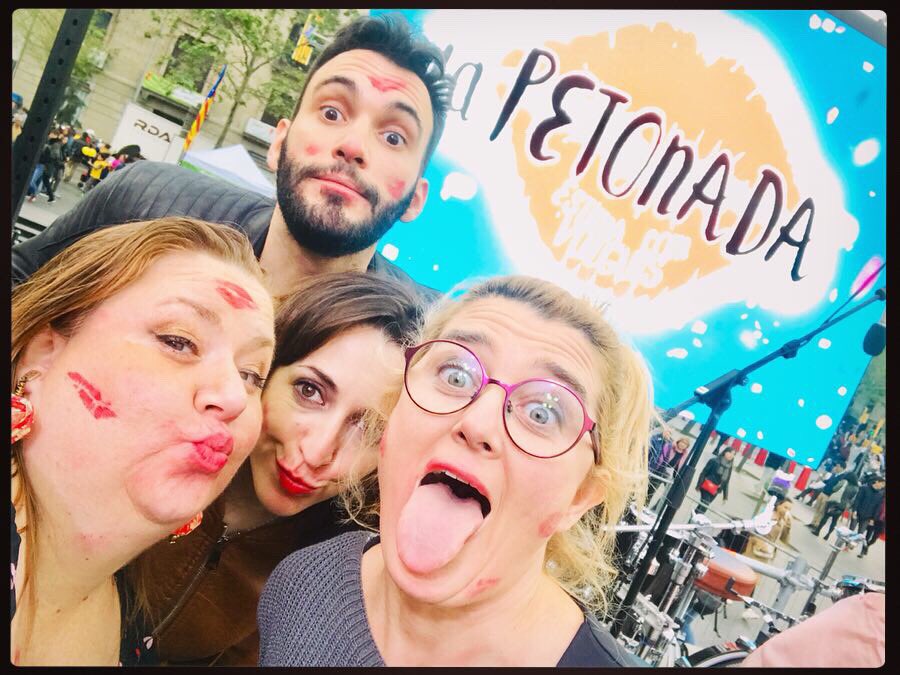 traplikedave's tweet photo. #aboutyesterday #presentando la @petonada junto a @ImmaSust @AnnaBertran y @Sergi_Cervera #besos #risas #diversidad #santjordi #santajordina @omnium #petonada2019 
Mi #look @KiabiES @CarisalFashion @EtniaBarcelona #origamiartiterapia https://t.co/qCutAtKdCi