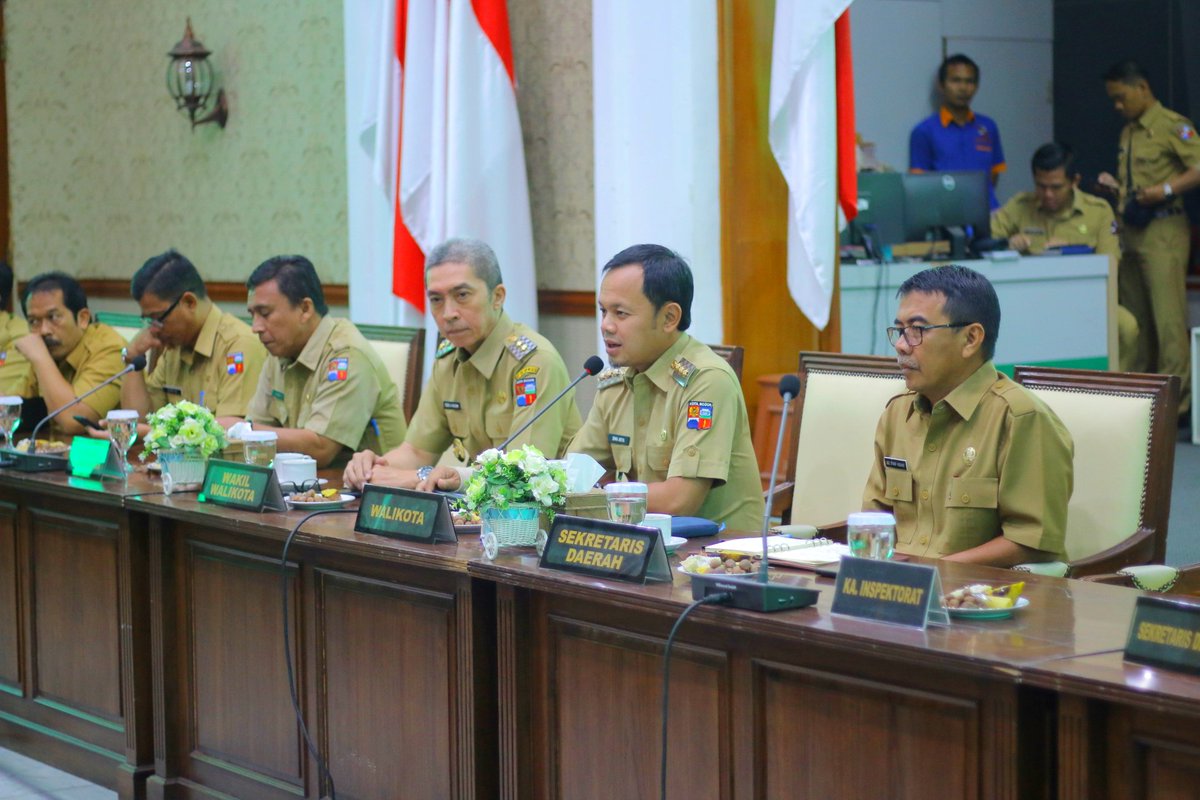 #Pemkot Bima-Dedie Pimpin Briefing Staff Pertama bersama OPD is.gd/LEf2X6

#PemkotBogor #WeLoveBogor #BogohKaBogor