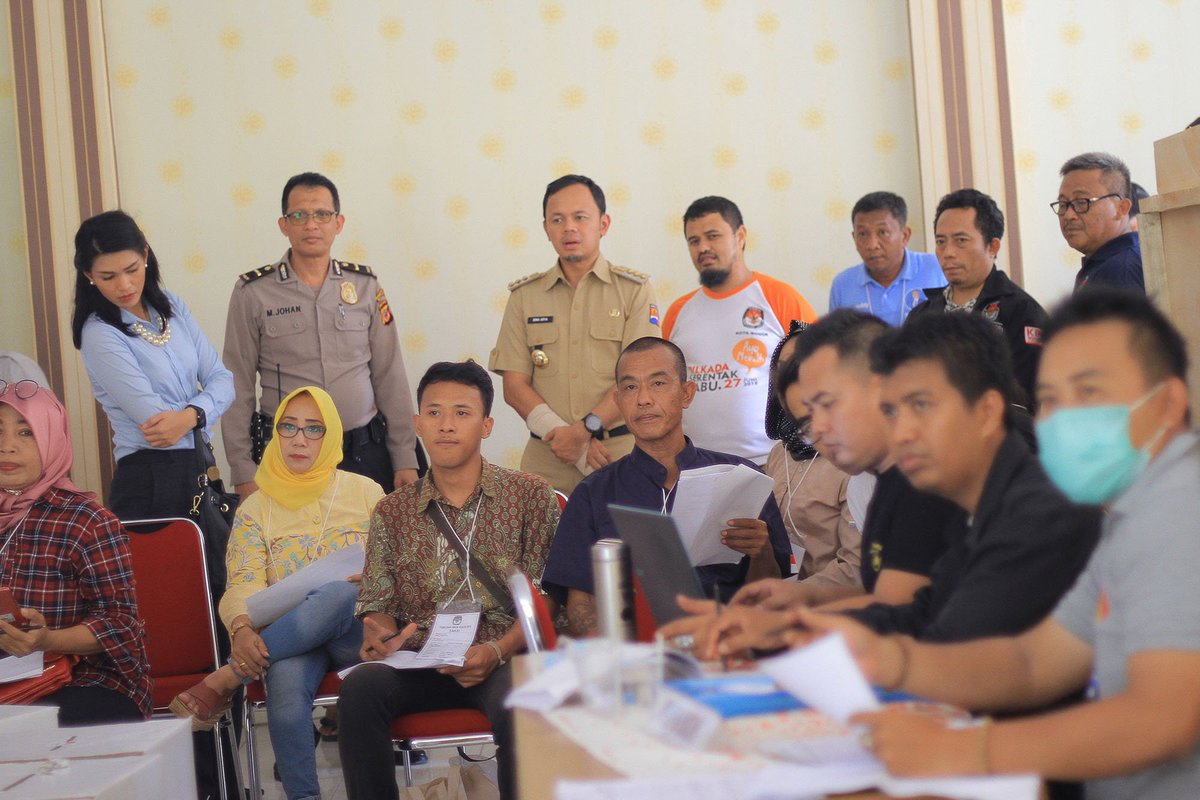 #Pemkot Bima Arya Tinjau Penghitungan Suara Hingga Pastikan Kesehatan Petugas is.gd/wAwlrQ

#PemkotBogor #WeLoveBogor #BogohKaBogor