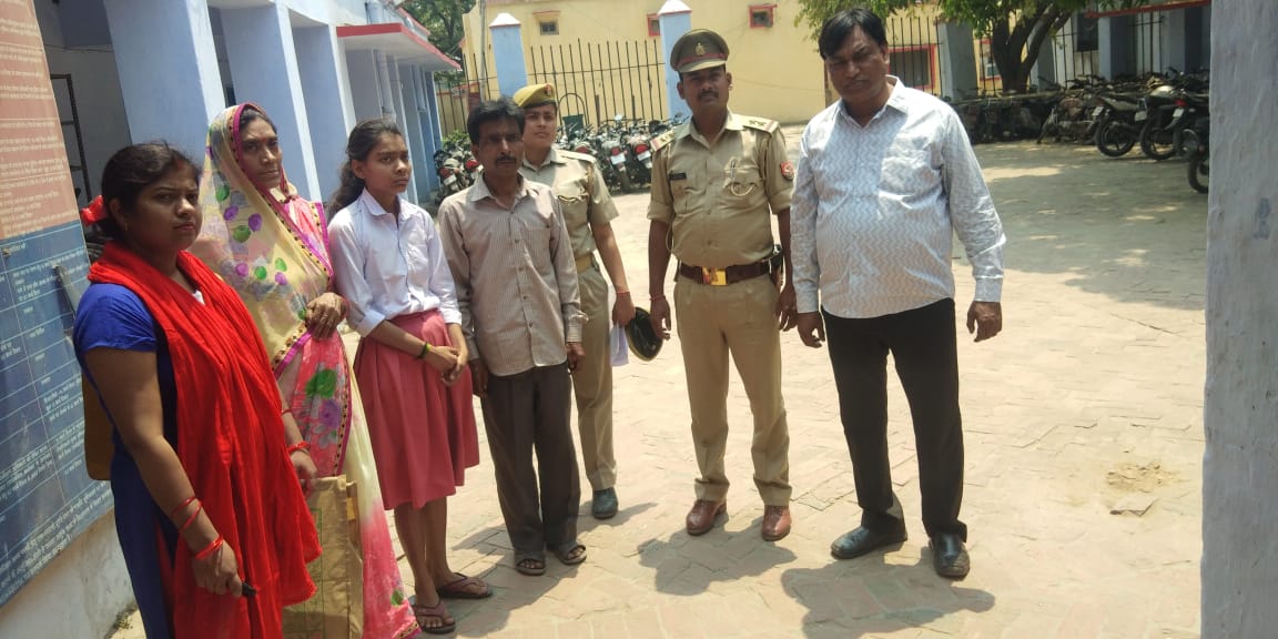 balrampurpolice's tweet photo. जनपद #कानपुर की मानसिक रुप से विक्षिप्त बालिका जो भटक कर #बलरामपुर आ गयी थी, @balrampurpolice द्वारा @kanpurnagarpol से सम्पर्क कर उसके माता पिता के सम्बन्ध मे जानकारी कर सूचित किया गया । आज 24.04.2019 को परिजन उक्त बालिका को अपने साथ ले गये ।@Uppolice @adgzonegkr @digdevipatan https://t.co/gZoNmH2Uda