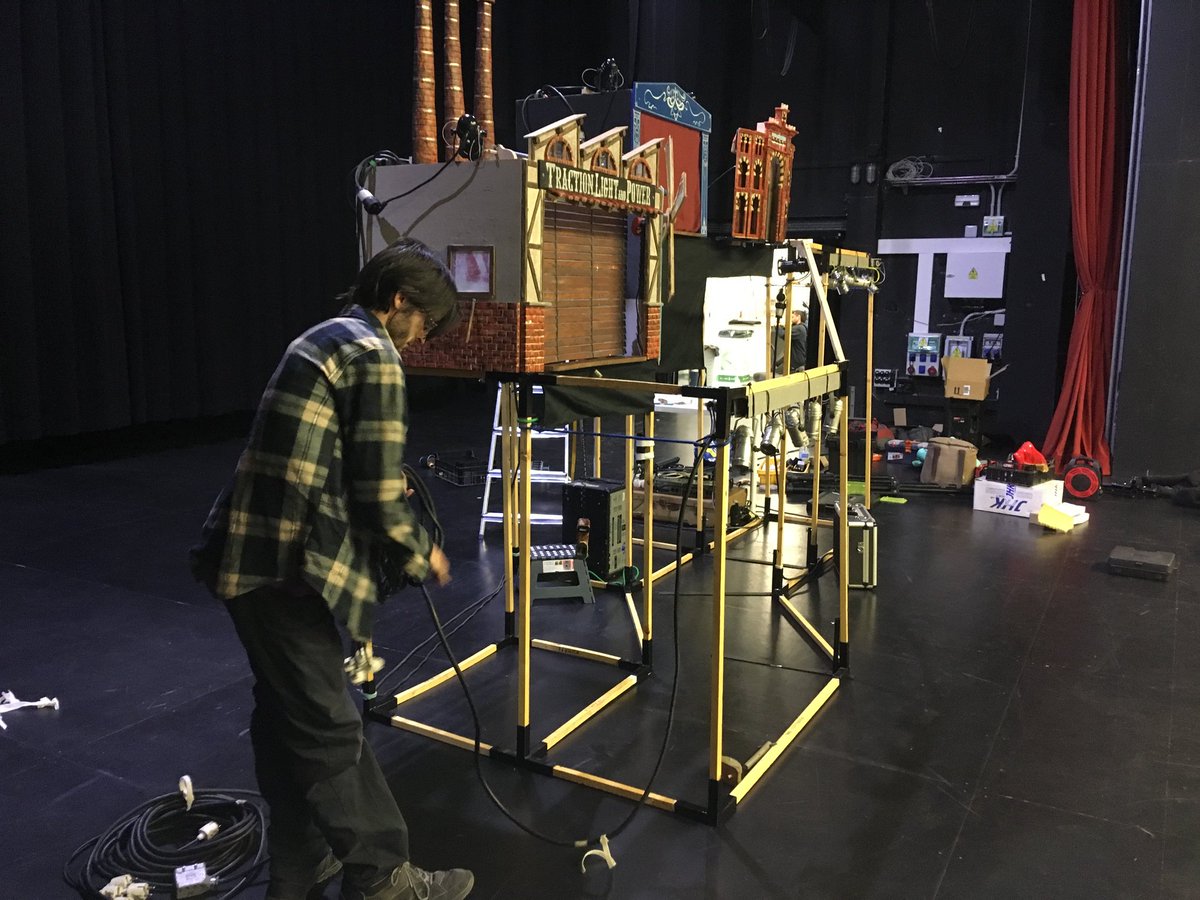 Aqui os dejamos algunas fotillos del montaje de paral·lel 55 para q os vayais animando! Nos vemos el viernes 26 a las 20:00 en el ateneu de nou barris. 
Entradas anticipadas a la venta en este enlace:
ateneu9b.net/programacions/…