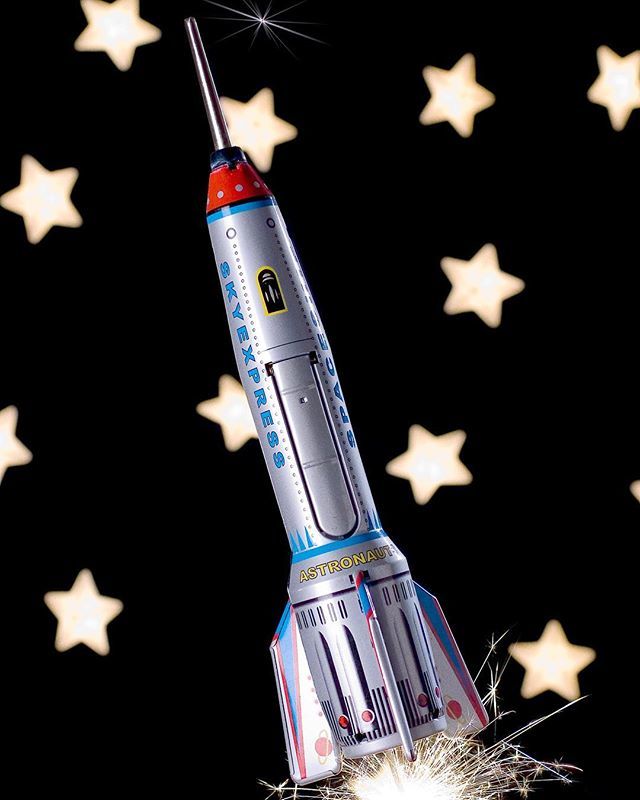 BFPphotos's tweet photo. Vintage styled tin toy rocket blasting off into earth 🌍 orbit.  #tintoy #tintoys #toyrocket #spaceship #toys #stilllife #stillphotography #sparklers #toyspace #toyspaceships https://t.co/OgwxFxVUl3