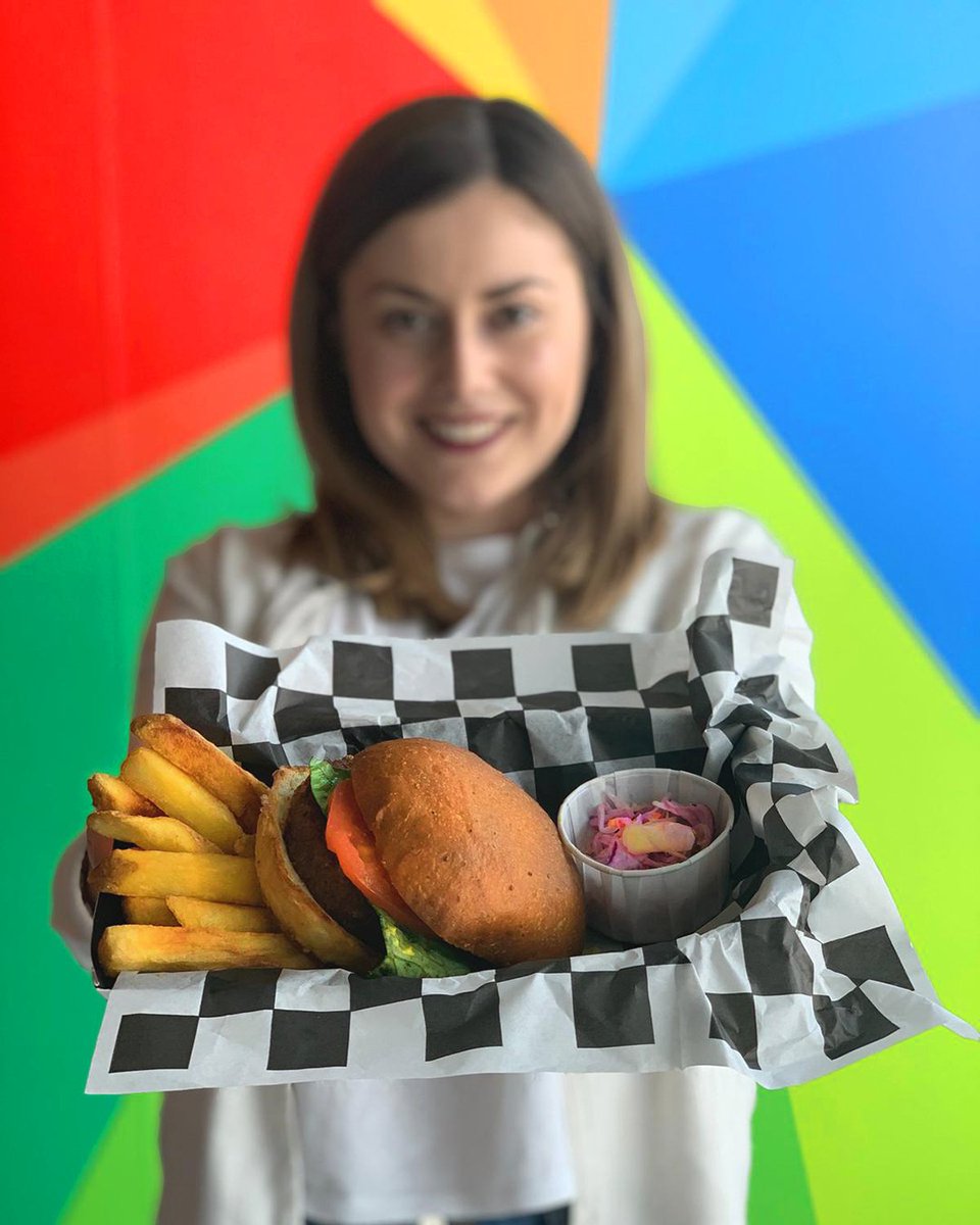 #EatersChoice - Aida, Tele-Sales Agent: "Ein Burger ist das perfekte Lieferessen für Zuhause oder im Büro! Die Auswahl ist riesig und auch Vegetarier oder Veganer finden etwas Feines. Heute probiere ich zum Beispiel den neuen plant-based Beyond Burger vom Helvti Diner." 🍔✨