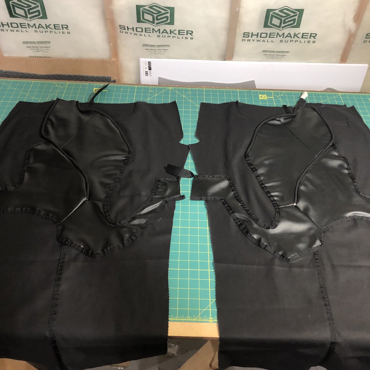 pazscall's tweet photo. Wearing my big boy pants. Still need a bit of adjustment in the legs but I won’t be pants less.
BONUS: It has pockets!
#dragoncon2019
#overwatch #overwatchcosplay #yyccosplay #draculareaper #draculareapercosplay #reapercosplay #ccee2019 #cosplay #cosplaywip #cosplaysewing https://t.co/5ynOI6E7mf