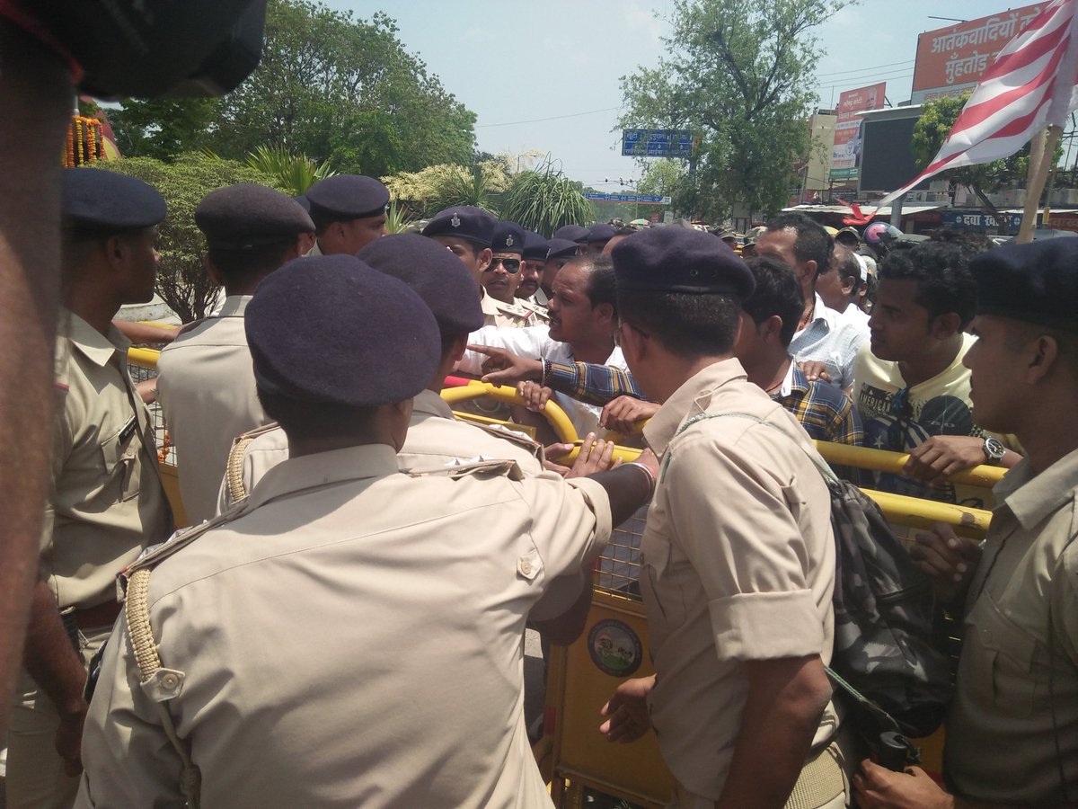 और पाहन धक्के मारकर हटाए गए
    .............................
कल शाम रांची में प्रधानमंत्री ने रोड शो के दौरान वीर बिरसा मुंडा की प्रतिमा पर फूल चढ़ाए। आज प्रकृति पूजक आदिवासी प्रतिमा की शुद्धिकरण के लिए पहुंचे। फोर्स द्वारा पाहन सहित स्त्री, पुरुष धक्के मार कर हटाए गए...