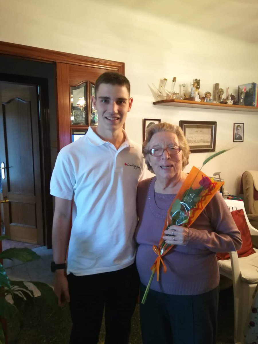 Ens encanta ser al vostre costat. Un any més, els #voluntaris van repartir roses a la gent gran de #MonistroldeMontserrat el dia de #SantJordi.