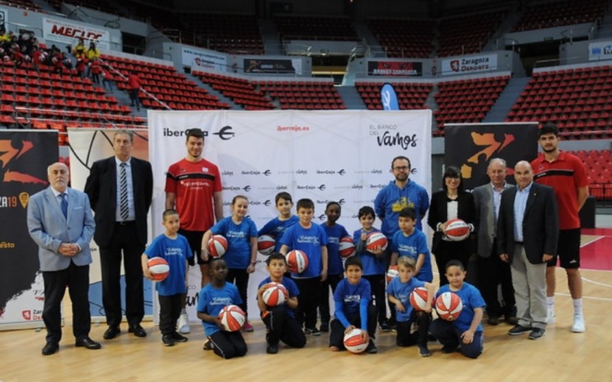 ADCalasancio's tweet photo. Hace unos días nuestros chicos-as de la Escuela recibieron de la FAB, en el pabellón Príncipe Felipe, un balón cada uno.
Hasta el Heraldo nos sacó en foto. https://t.co/sJ42fxaaCA