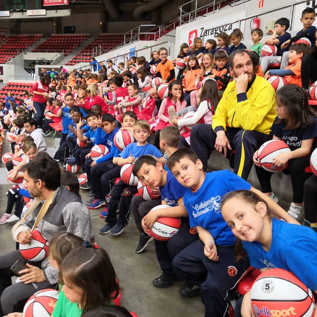 ADCalasancio's tweet photo. Hace unos días nuestros chicos-as de la Escuela recibieron de la FAB, en el pabellón Príncipe Felipe, un balón cada uno.
Hasta el Heraldo nos sacó en foto. https://t.co/sJ42fxaaCA