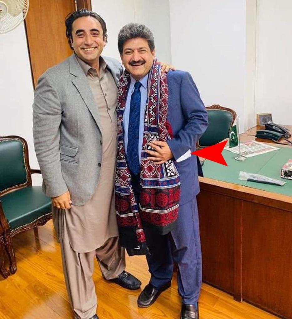 hashim__mahmood's tweet photo. دو تصویریں ۔
چادر پہنانے سے پہلے لفافہ بلاول کی جیب میں۔
چادر پہنانے کے بعد لفافہ حامد میر کی جیب میں۔
میرا مطلب وہ نہیں، کوئی ضروری ڈاکومنٹ بھی ہو سکتا ہے
#ImranKhan 
#Pakistan https://t.co/TZ7Y6Kthcr