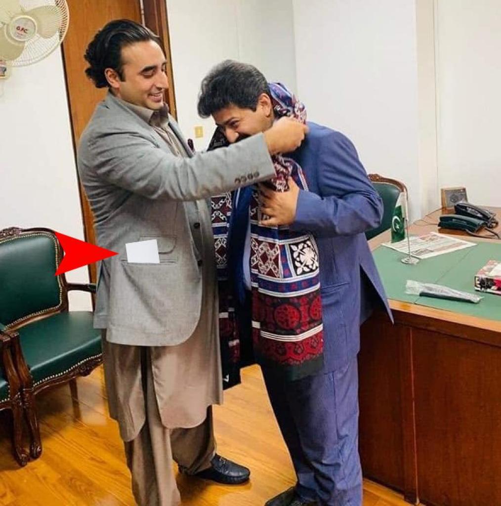 hashim__mahmood's tweet photo. دو تصویریں ۔
چادر پہنانے سے پہلے لفافہ بلاول کی جیب میں۔
چادر پہنانے کے بعد لفافہ حامد میر کی جیب میں۔
میرا مطلب وہ نہیں، کوئی ضروری ڈاکومنٹ بھی ہو سکتا ہے
#ImranKhan 
#Pakistan https://t.co/TZ7Y6Kthcr