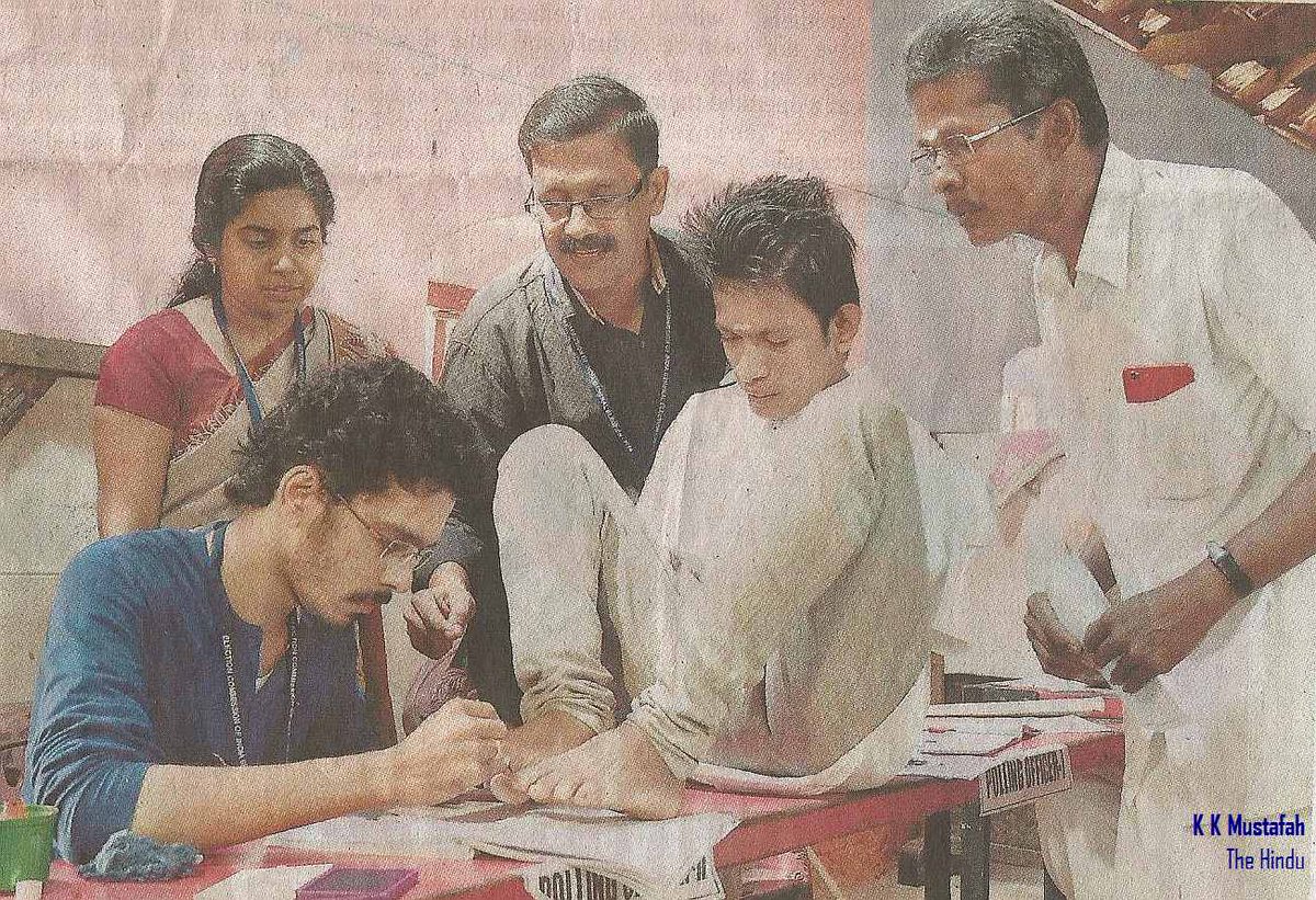 writetake's tweet photo. An inspiring pic from The Hindu today of M B Pranav, a differently-abled student, getting his toe inked before casting his 1st vote at a booth in Palakkad (Kerala). A big salute to Pranav, who is congenitally armless.
@billionbeatz #PoweringDemocracy https://t.co/A5ozlPVdzK