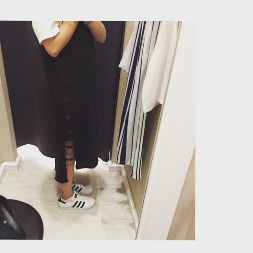 FittingRoomPic's tweet photo. To buy or not to buy this dress? Can you guess the brand?... https://t.co/24cbprsjoI https://t.co/EUBzwHgHj0