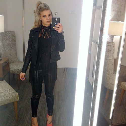 FittingRoomPic's tweet photo. Still with the chubby cheeks #ChipmunkCheeks #WisdomTeeth #Ootd... https://t.co/0Ik3mKKd4h https://t.co/QDeyF9DYQL