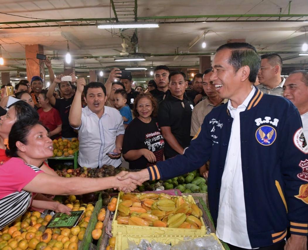 jokowi's tweet image. Sekitar dua pekan lagi kita memasuki bulan Ramadan. Sudah siapkah kita menyongsong bulan suci ini? 

Saya ingin memastikan ketersediaan pasokan bahan-bahan pokok di pasar-pasar dengan harga yang terkendali, sehingga umat Islam bisa menjalankan ibadah puasa dengan tenang.