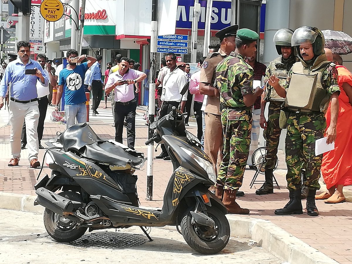 aroarun's tweet photo. All cleared now Infront of Savoy cinema, Wellawatte . There was a bike parked for a while, then police suspected and called the bomb disposal squad and they checked and cleared. Please leave your contact details in the vehicle if you park on the road side. #SriLankaAttacks https://t.co/e8R3xXK7hD