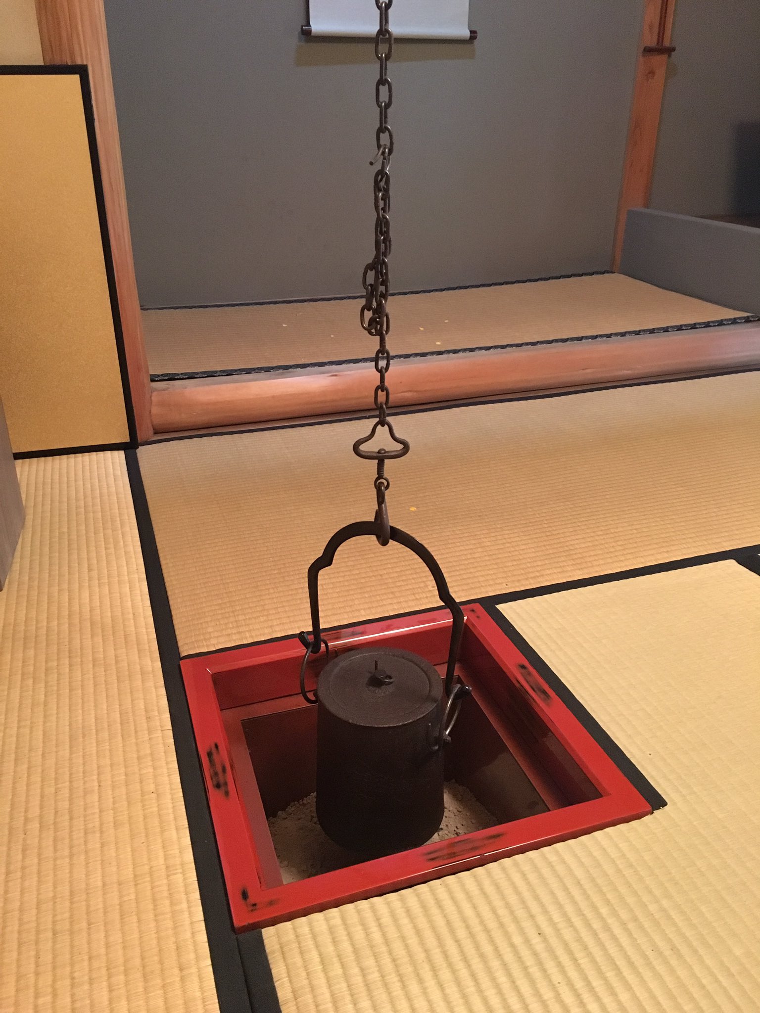 ちゃばこ 茶道 釣り釜です 炉から風炉に移り変わるこの時期だけ釣り釜になります 暑くもなく寒くもない丁度いい季節に ゆらゆらと揺れる釜を見て春の風を感じていたのかもしれませんね 茶道 釣り釜 和室 揺れる 4月 Teaceremony 春風
