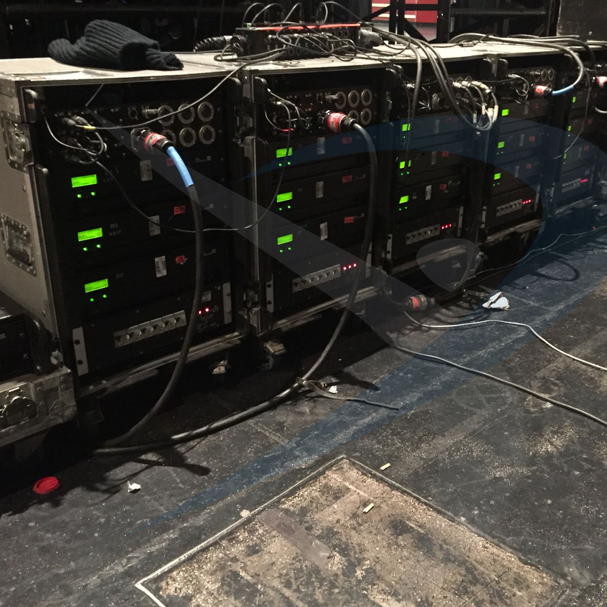 pohl_pos_net's tweet photo. VOLLE POWER! 
_
Heute: ein Blick Backstage.
#veranstaltungstechnik #messeteam #eventagentur #hannover #messe #promotion #kongress https://t.co/h6XsWNbWPO
