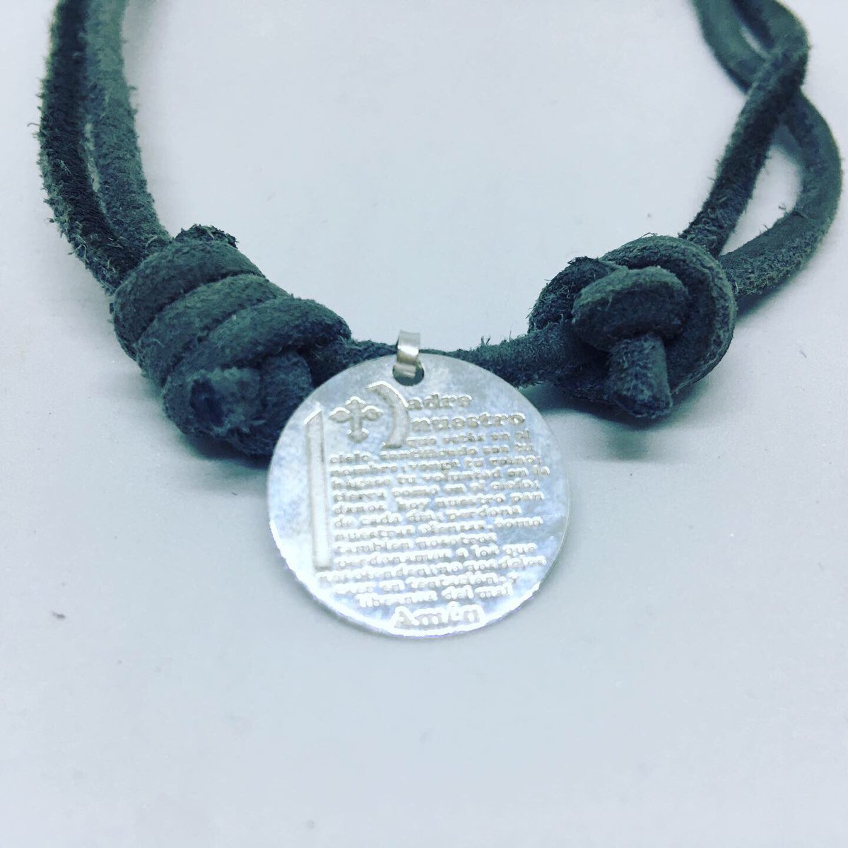solo1toque's tweet photo. Cositas nuevas❤️placa de plata con el padrenuestro grabado.En La foto, pulsera de cuero que podría ser un collar/gargantilla¿Qué os parece? 
info@solountoque.com
#solountoque #detallesespeciales #comuniones2019 #primeracomunion #platadeley  #pulserapadrenuestro #padrenuestro https://t.co/QzmmI3EBTz
