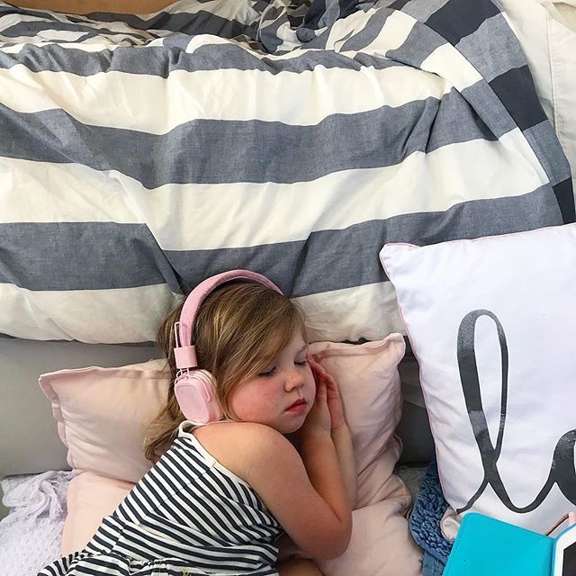 MakingLifeReal's tweet image. All tuckered out from a big day at the beach. She fell asleep like this which is a first for her. 💜💜💜
.
.
The past few days have been pretty big for her, she’s had lots of time playing, riding bikes, water play, beach and even a quick trip to the sho… bit.ly/2UAgLC7
