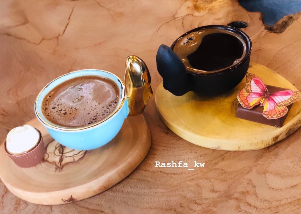 asma_alyousif's tweet image. أحـســد البُّن أم فنجان قهوتها ..
إن بـات في يـدهــا تـكـسُــوه بالقُـبَــل 💕