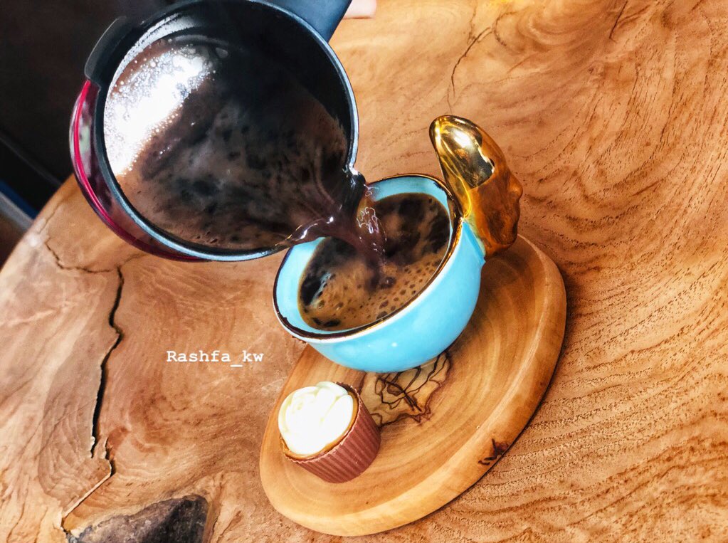 asma_alyousif's tweet image. أحـســد البُّن أم فنجان قهوتها ..
إن بـات في يـدهــا تـكـسُــوه بالقُـبَــل 💕