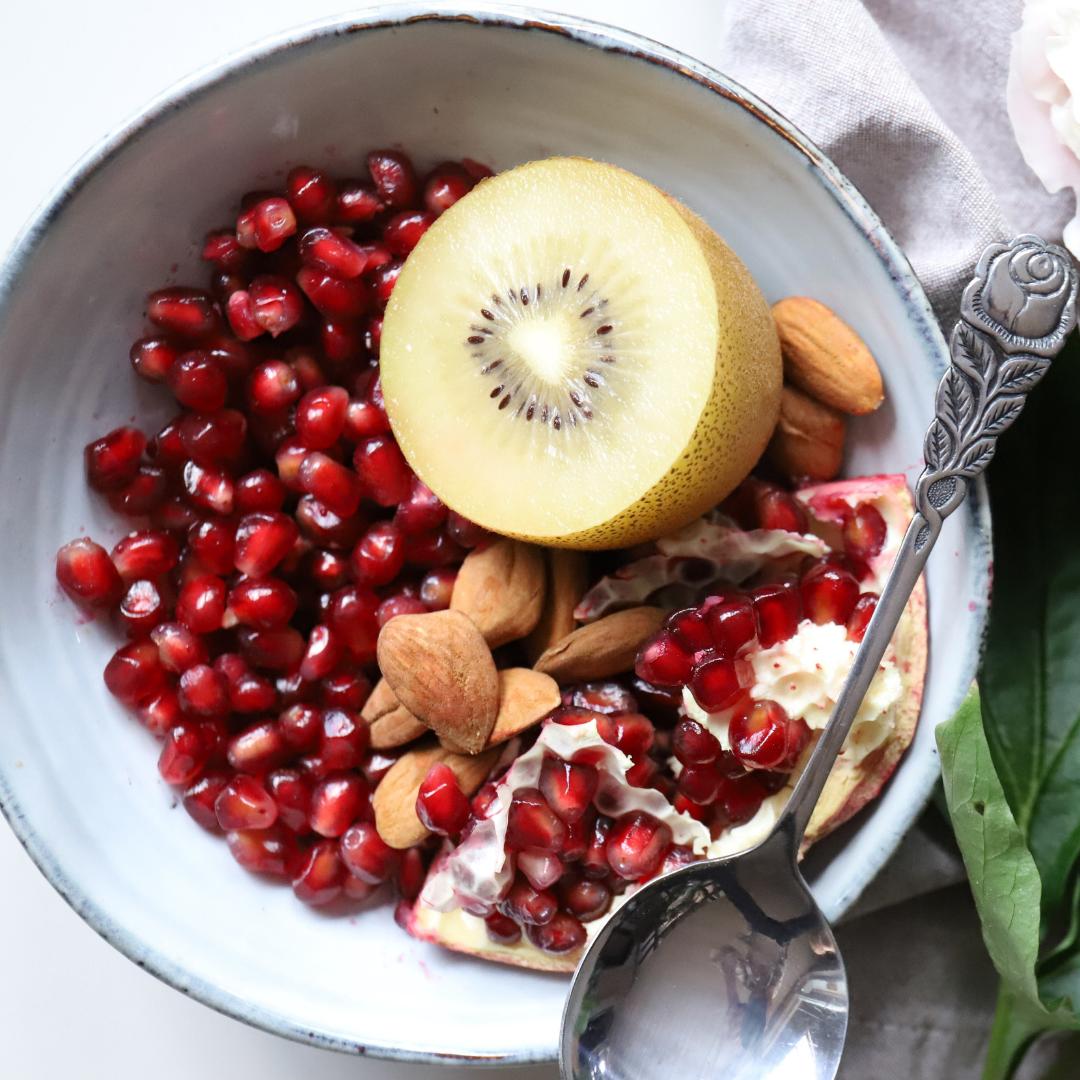 RochwayA's tweet photo. ❤️️ Pomegranate ❤️
T️️his tasty fruit is high in antioxidants!! It fact 3 times more antioxidants than red wine and green tea. Just 1 pomegranate will give you more than 40% of your daily requirement of Vit C. And it does wonders for reducing inflammation in the body 😍 https://t.co/JzYuNdlvs9