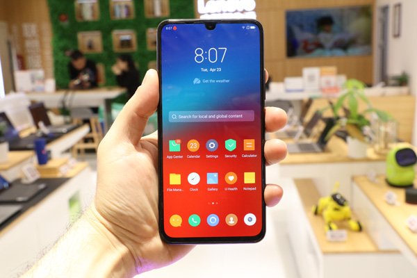 notebookitalia's tweet photo. Faccia a faccia con un Lenovo Z6 Pro, a poche ore dal suo lancio. Design convenzionale, ma prestazioni e fotocamere al top della categoria. Foto e video anteprima italiana https://t.co/UPfaGwDOua #lenovo #LenovoZ6Pro #hypervideo #qualcomm #snapdragon855 #smartphone #androidpie https://t.co/qQorR0Ja87