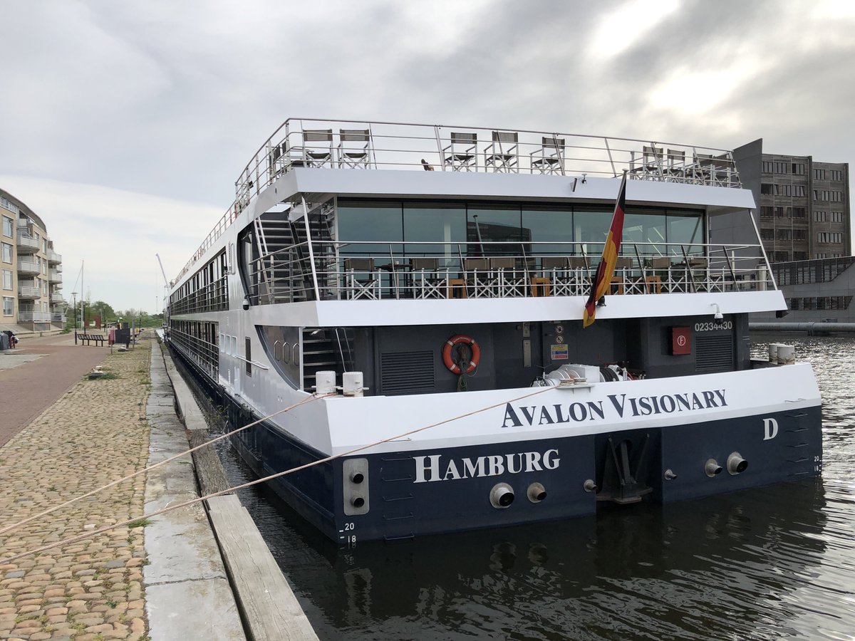 ZeelandNWS's tweet photo. RT Middelburgdronk: RT wijzijndestad: Filmpje: Met Willem Hamer aan boord van de Avalon Visionary in Middelburg.

https://t.co/Sshx2Ig58h https://t.co/IKUTHza6q8