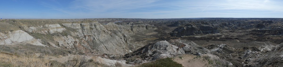 dinojonrox's tweet photo. More views of Dinosaur Provincial Park - the first photo shows evidence of meandering channels with some #fluvial #pointbar deposits, and some stunning views of a great place to spend #EarthDay AND my birthday https://t.co/gUaJyTND7I