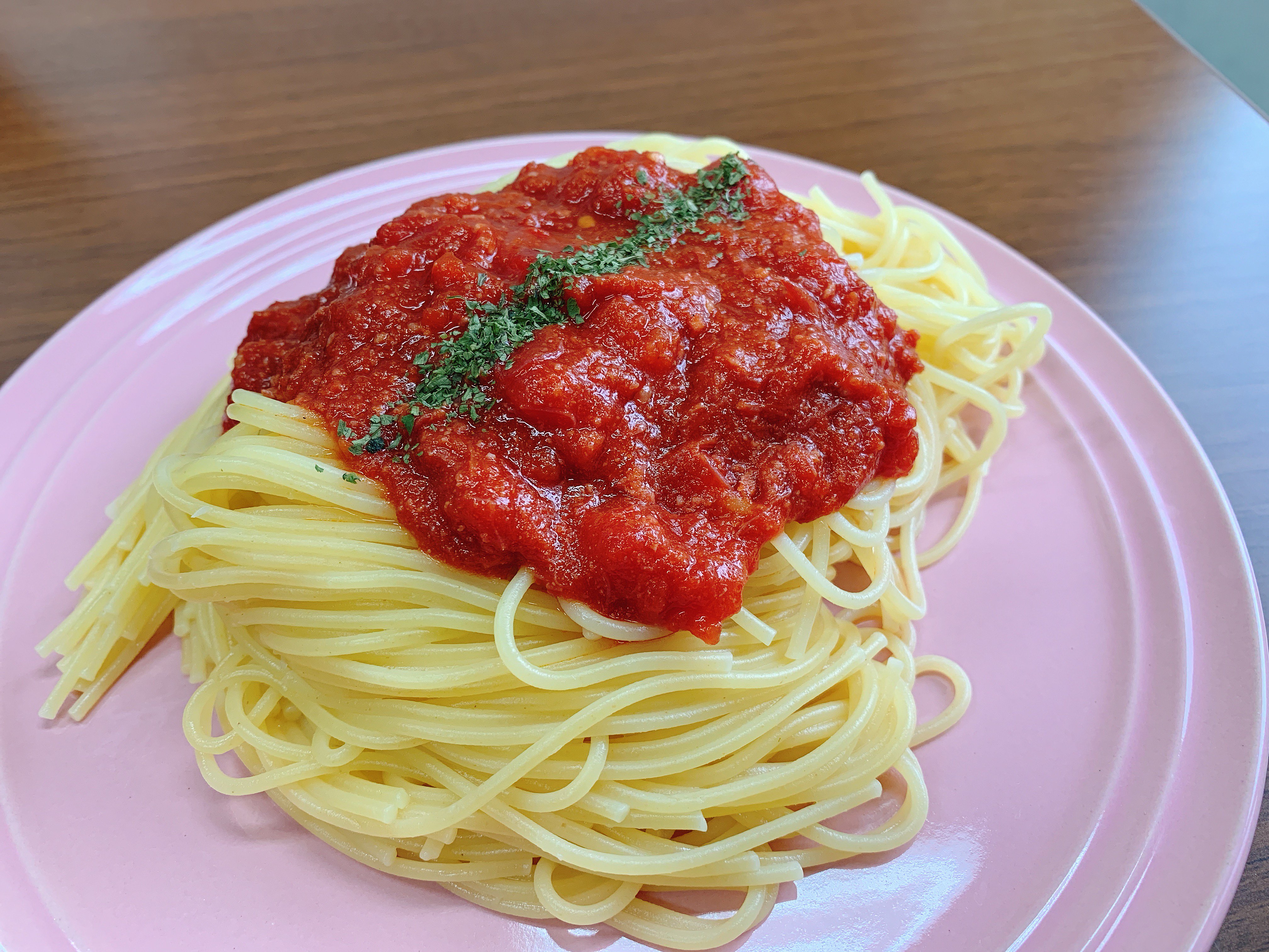 ノザキ ノザキのコンビーフ 公式 レンチン5分で完成 包丁いらずの簡単ミートソース 耐熱容器にコンビーフ トマト缶 ケチャップ 中濃ソース等を入れ電子レンジで5分加熱すれば完成 コンビーフのお陰で まるで牛肉をよく煮込んだかのような味に