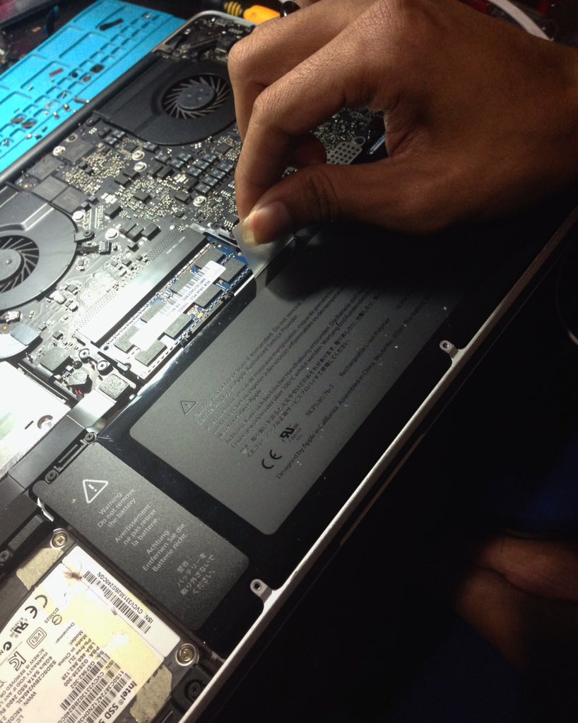 MacBiruni's tweet photo. ✍🏾 Ganti Baterai Macbook Pro 15" 2011 💻
.
.
.
.
#macbiruni® 
#serviceipad 
#serviceimac 
#serviceapple 
#serviceiphone 
#servicemacbook 
#serviceimacjakarta 
#serviceiphonejakarta https://t.co/dylco3UC2H