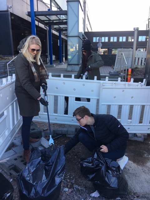 MikkoMmakirin's tweet photo. Last Wednesday #Salesforce #Earthforce Finland organized a volunteer plogging event to collect trash from the nearby area in Keilaniemi. We had 18 volunteers totalling 27,5 hours of work. Thank you for all participants from @NesteGlobal #Fluidoway #Salesforceohana https://t.co/GtIeeVnHM8