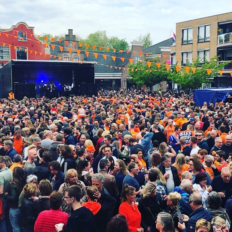 Klaar om te knallen Mijdrecht?! We zijn terug en hoe?! 🔥🎶 #koningsdag #coverband #feestband #party #feest #raadhuisplein  #mijdrecht #zinin amberroots.nl