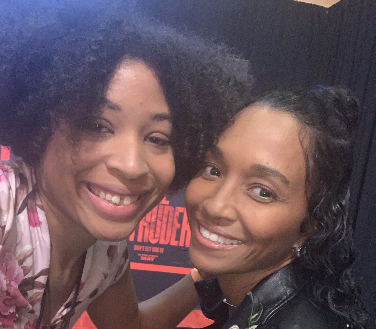 KiwiTheBeauty's tweet photo. I fan-girl’d on the inside as I finally got a photo opportunity with @officialchilli as she was on the red carpet for screening of #TheIntruder ❤️ thank you love hope to interview you one day! Biggest #TLC fan ever! #Chilli #CrazySexyCool #DemTLCGirls https://t.co/rp9dsRlufo