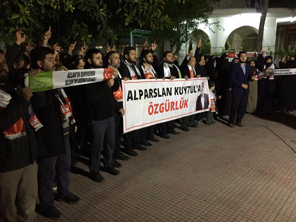 Alparslan Kuytul Hocaefendi'nin haksız tutukluluğu 439. Gününde.
Türkiye'yi şiddet ve baskı ortamına süreklemek isteyenlere inat meşru ve zararsız eylemlerle farkındalık oluşturmaya devam ediyoruz.

HAK ŞİDDETLE ARANMAZ, TEPKİ YUMRUKLA VERİLMEZ!
#Unutturmayacağız
#AdaletBekleyişi