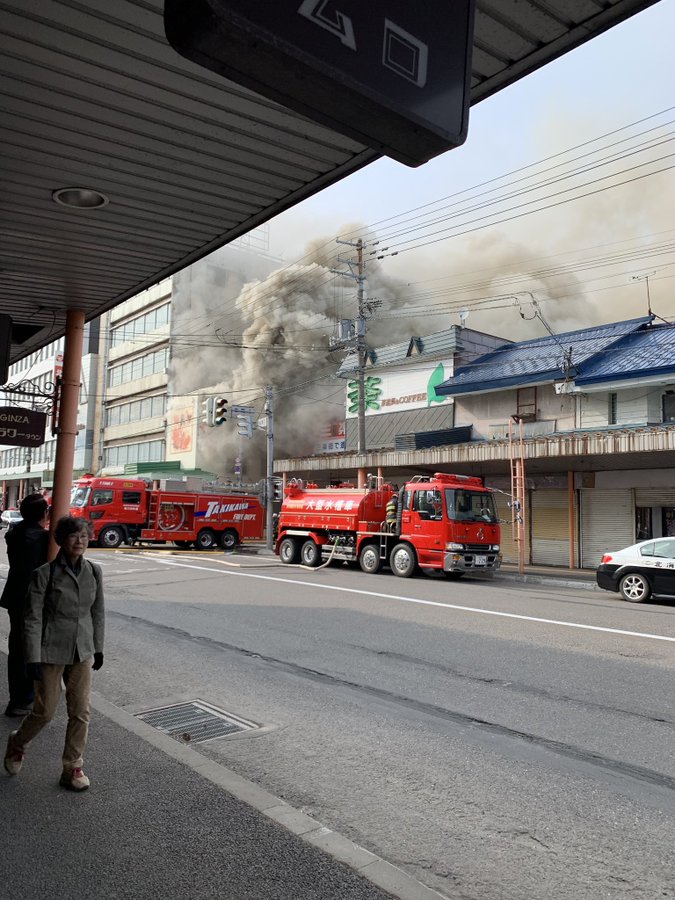 滝川市本町で大量の黒煙を上げる火事の現場画像